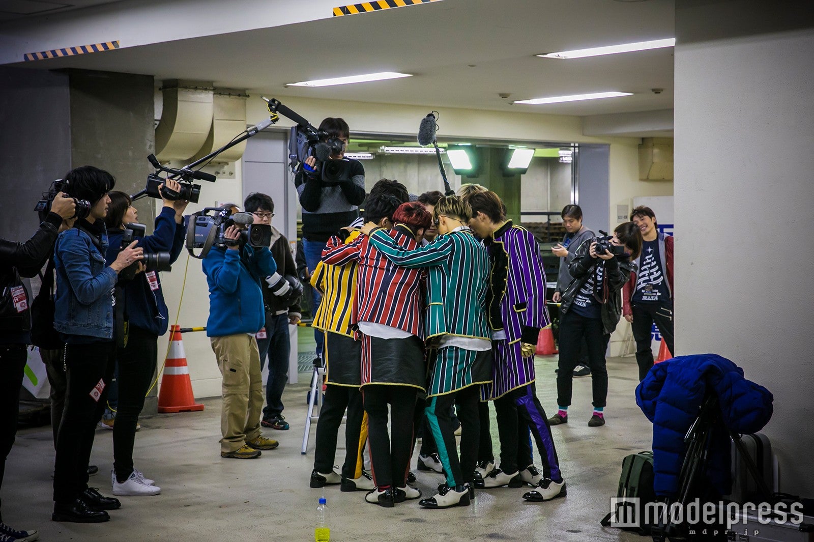 舞台裏の超特急／画像提供：スターダスト音楽出版