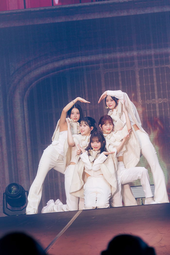 (左上から時計回り)MIU、KOKONA、RAN、KEIKO、MOMONA「小悪魔」ユニットメンバーでフォトタイム「2024 ME:ICONIC Sweet Holiday」(C)LAPONE GIRLS