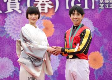 「日本人形みたいできれい」 競馬場に現れた朝ドラ主演女優にSNS沸く「笑顔に撃ち抜かれました」「お着物お召しになって素敵」
