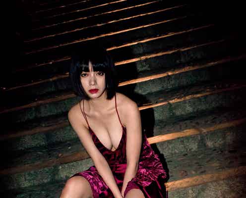 池田エライザ、妖艶ドレスで美谷間くっきり