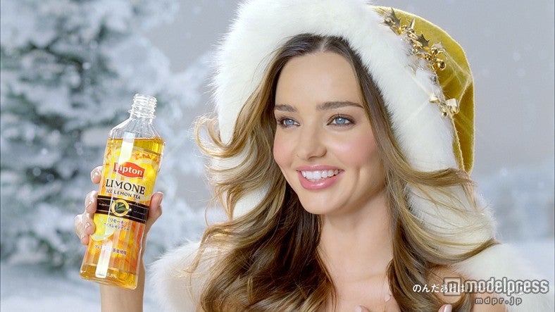 ミランダ・カー／新CM「リプトン リモーネ ミランダ・カー キラキラサンタ篇」より