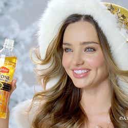 ミランダ・カー/新CM「リプトン リモーネ ミランダ・カー キラキラサンタ篇」より