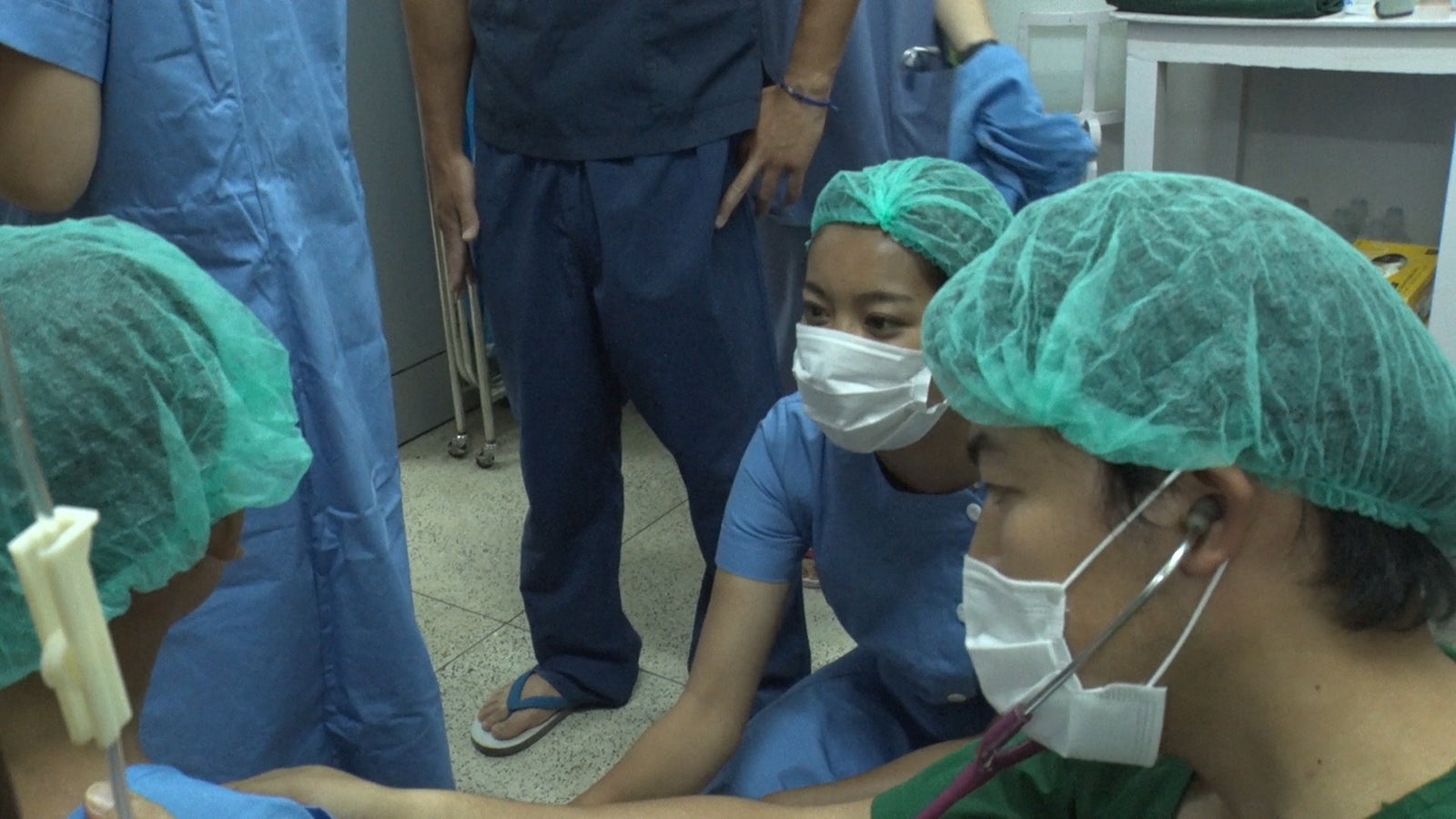 手術前の子どもを励ますアスカ／「あいのり：Asian Journey」第8話より（C）フジテレビ