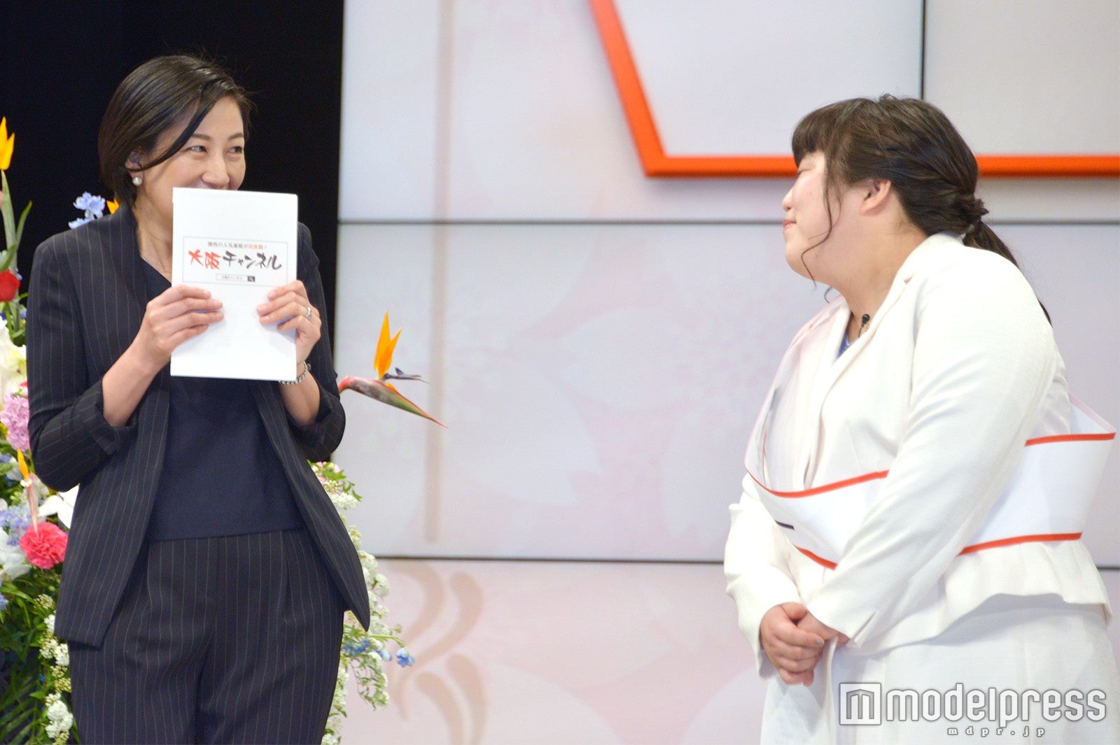 「大阪チャンネル」会見で局アナに絡むしりのアナウンサー（右）／（C）モデルプレス