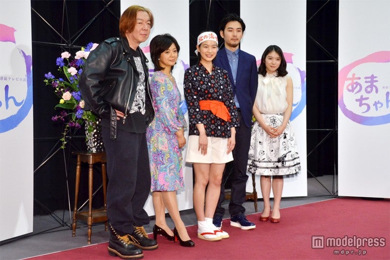 左から：古田新太、薬師丸ひろ子、能年玲奈、松田龍平、松岡茉優