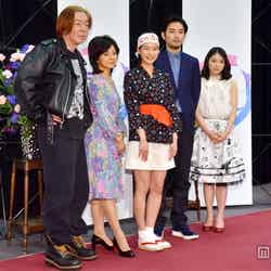 左から：古田新太、薬師丸ひろ子、能年玲奈、松田龍平、松岡茉優
