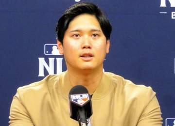 大谷翔平がシックな装い 先発のロブレスキーは知的なビジネスマン？山本由伸はデニムジャケットで笑顔 ドジャースが球場入り私服公開