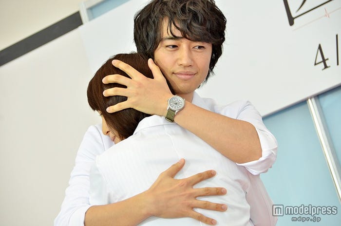 石田ゆり子を抱き寄せる斎藤工(C)モデルプレス