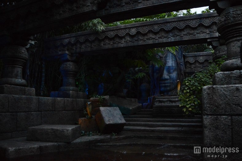 青く不気味に照らされる神殿／「ジャングルクルーズ：ワイルドライフ・エクスペディション」