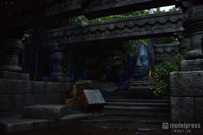 青く不気味に照らされる神殿/「ジャングルクルーズ:ワイルドライフ・エクスペディション」