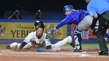 ヤクルト痛恨敗戦 8回に同点追い付くも延長10回にまさか5失点 先発・高橋は1点リードから連続ソロ被弾で降板 4番・増田2打点実らず