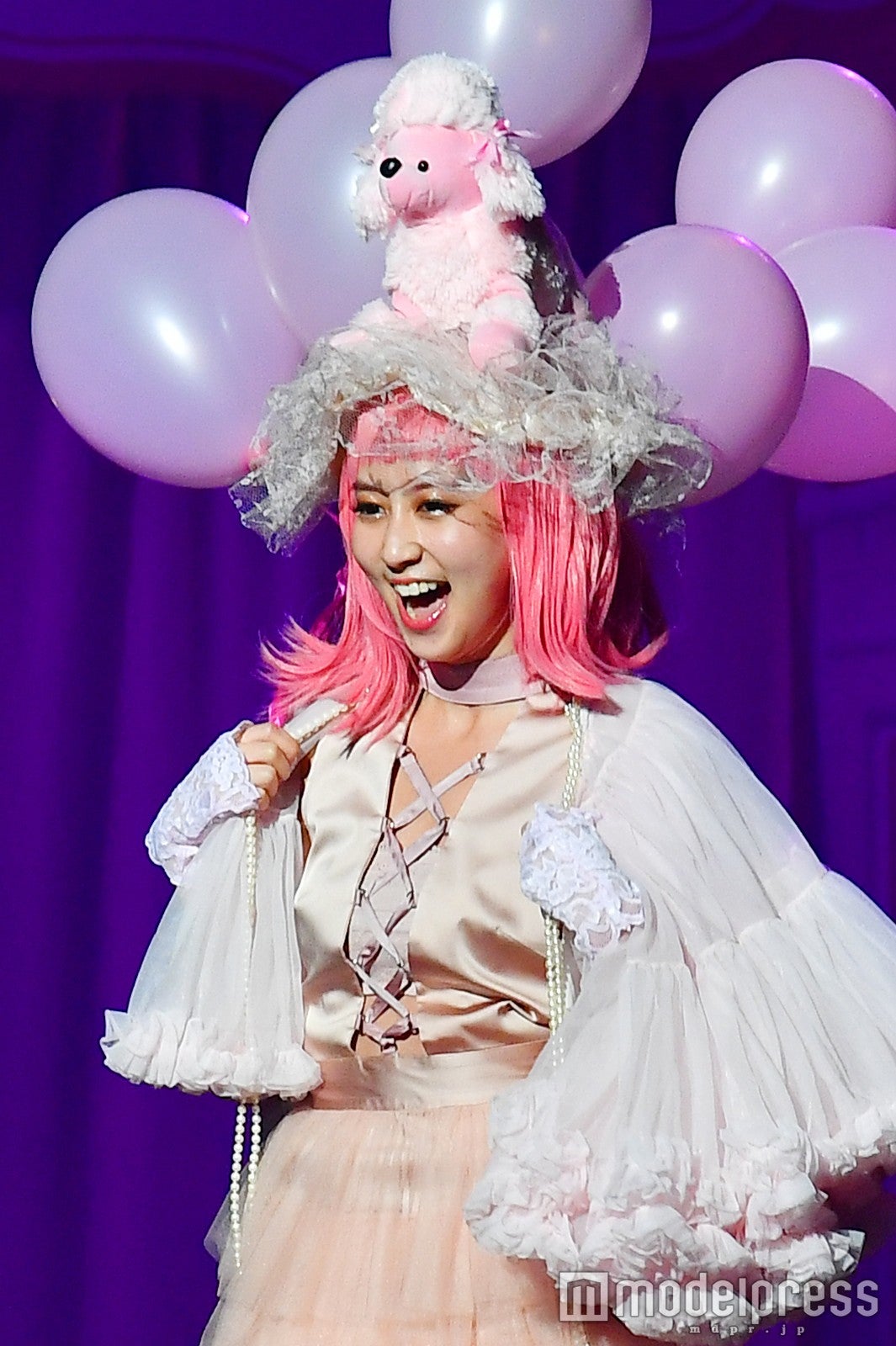 河北麻友子、ド派手なピンクヘアに熱視線　メルヘンな“白鳥麗子”で魅了