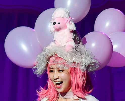 河北麻友子、ド派手なピンクヘアに熱視線 メルヘンな“白鳥麗子”で魅了