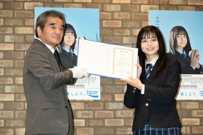 (右)小泉のん(提供写真)