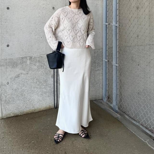 透かし編みニットで今年らしく 大人女子におすすめの春の白スカートコーデ