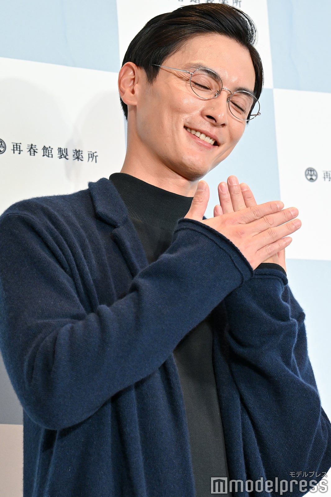 左手の薬指を隠す高良健吾（C）モデルプレス