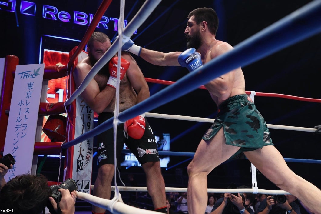 クラウディオ・イストラテ選手、シナ・カリミアン選手（C）K-1