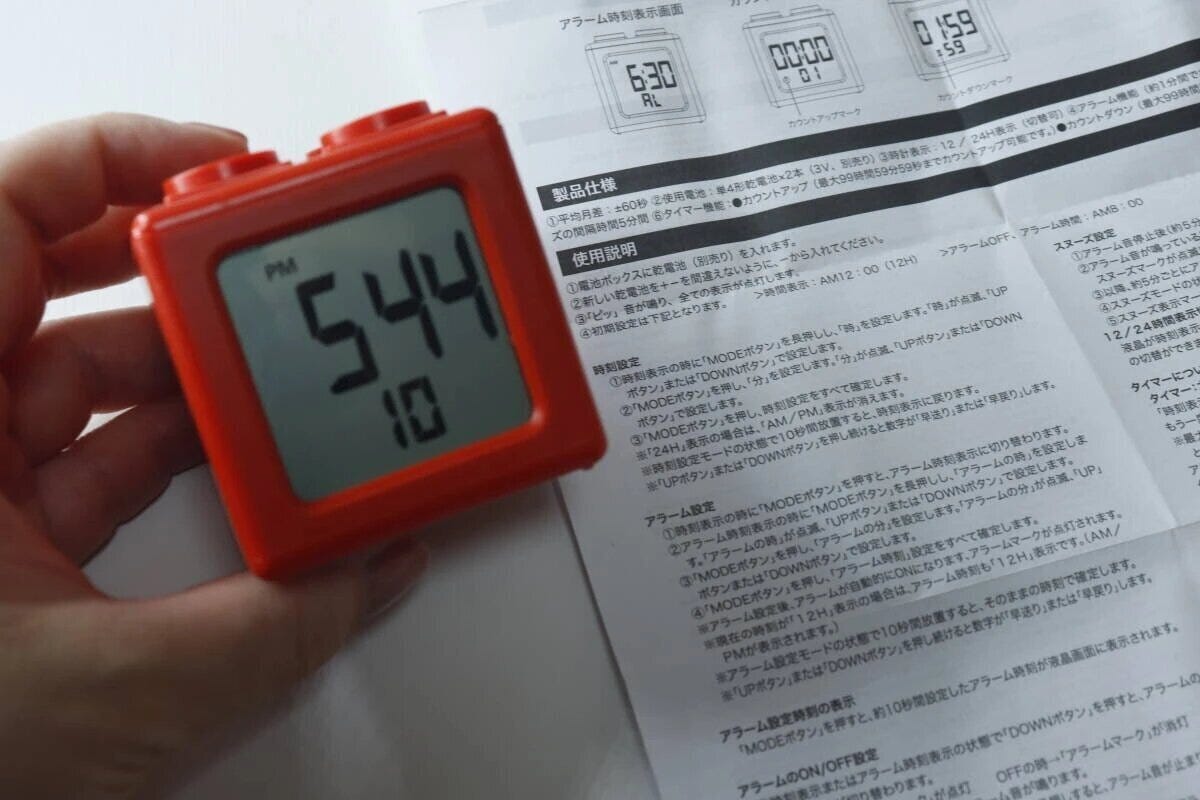 赤いブロック型デジタルタイマー時計の画面に「5:44 赤いブロック型デジタルタイマー時計の画面に「5:44
