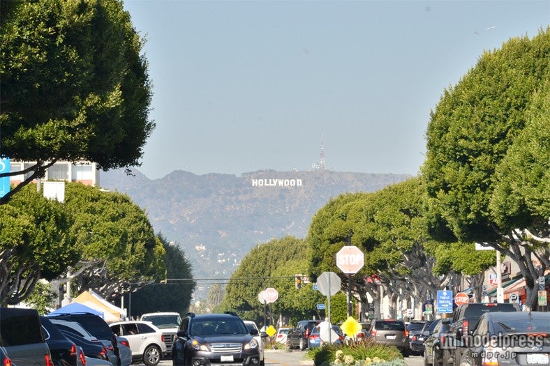 お店の前からは「ハリウッドサイン」も見渡せる／米・ロサンゼルス発のブランド「GROWZE」フラッグシップショップ前にて