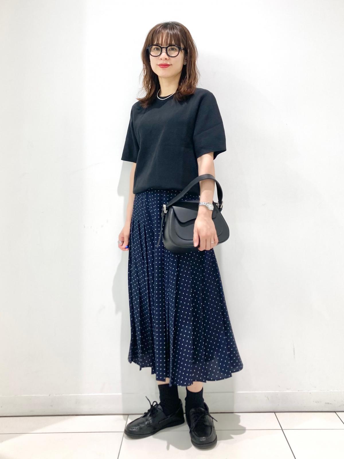 ブラックのメンズニットを合わせて、黒＆ネイビーでまとめて　出典：StyleHint