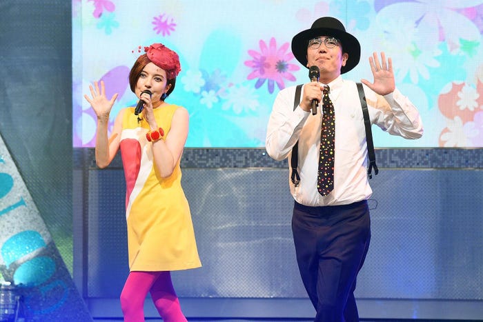 ベッキー&小木博明でデュエット(C)テレビ東京