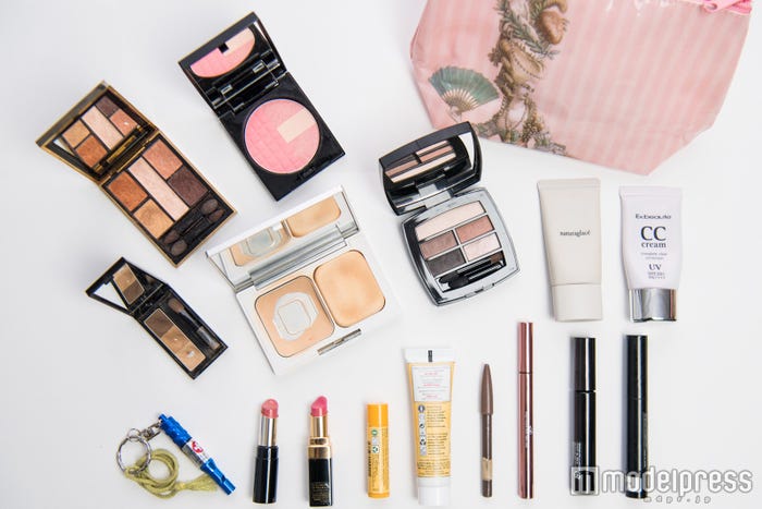 山中アナのポーチの中は?(C)モデルプレス