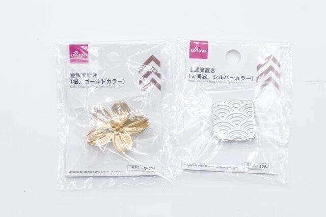 ダイソー　金属箸置き（桜、ゴールドカラー）　金属箸置き（青海波、シルバーカラー）　パッケージ