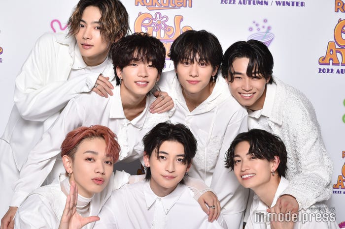 8LOOM(後列左から時計回りに)NOA、森愁斗、山下幸輝、八村倫太郎、綱啓永、高橋文哉、宮世琉弥(C)モデルプレス