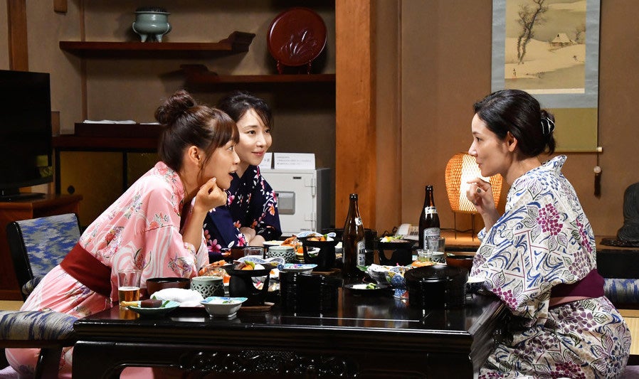 （左から）深川麻衣、稲森いずみ、吉田羊（C）カンテレ