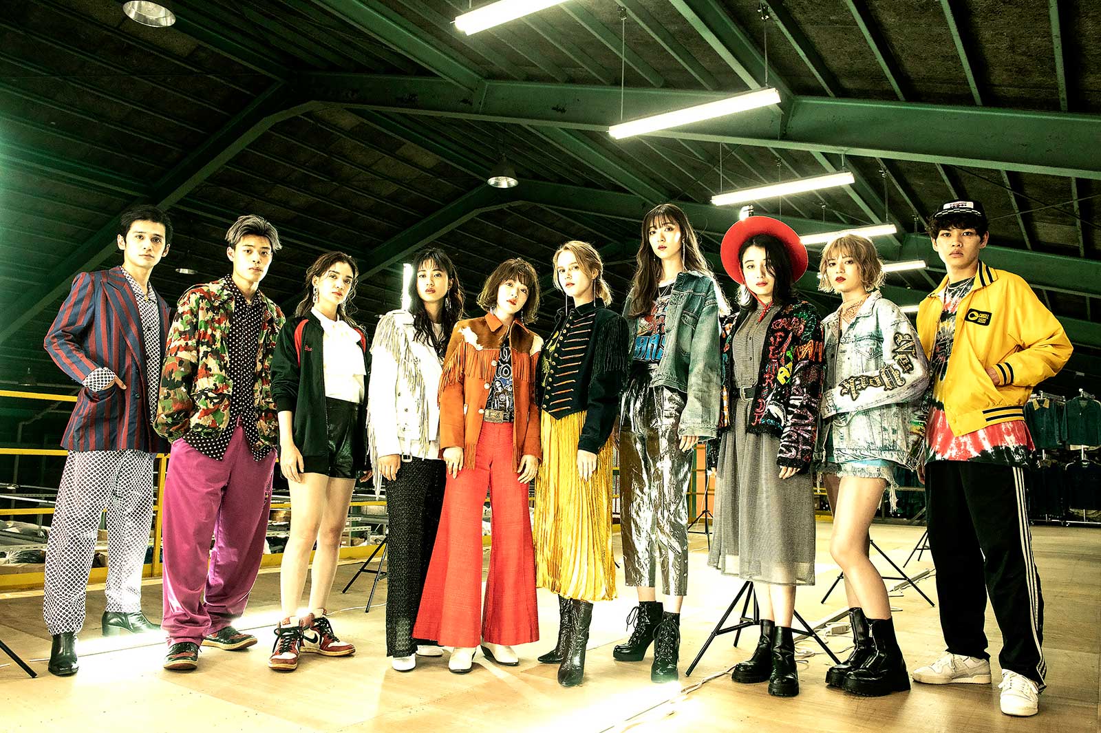 ヴィンテージ古着店「Top of the Hill」巨大倉庫でファッションショー開催 玖瑠美・竹内唯人・ビビら登場＜Top of the Hill VINTAGE RUNWAY 2021 SS＞