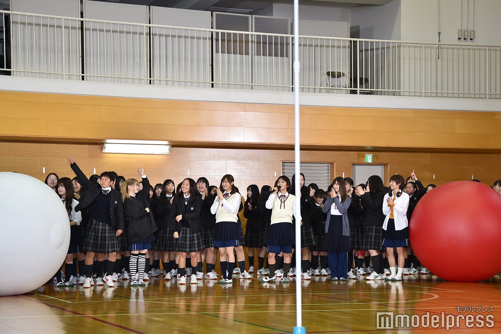 大玉転がし対決の様子（C）モデルプレス