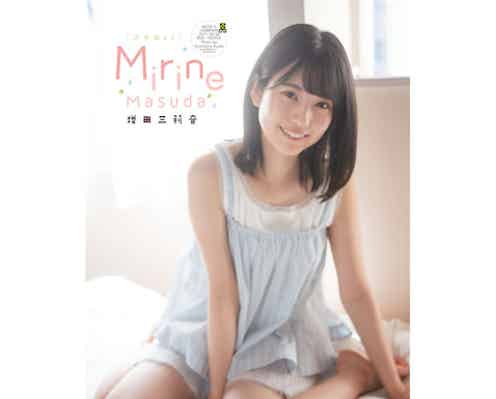 乃木坂46 6期生・増田三莉音が『週チャン』登場、ルームウェアや制服姿で笑顔がはじける