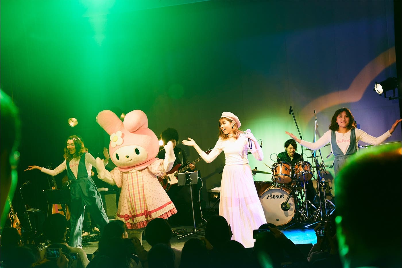 ミニアルバム収録曲「Love You ベイビー」ではマイメロディと一緒にダンス(C)1976, 2017 SANRIO CO., LTD. APPROVAL No. G573626(画像提供:所属事務所)