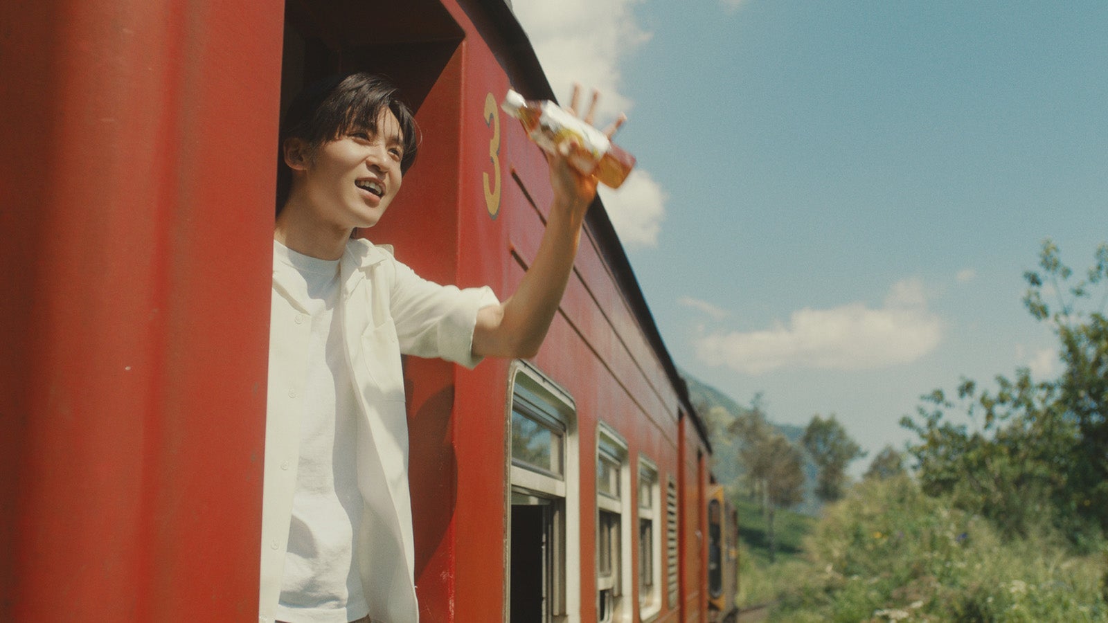 目黒蓮／新CM「紅茶鉄道に乗って」篇より（提供写真）
