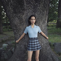 水原希子、ミニスカでスラリ美脚あらわ 妖艶な表情で魅せる