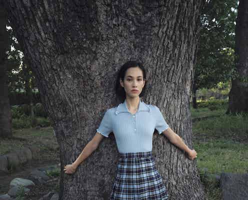 水原希子、ミニスカでスラリ美脚あらわ 妖艶な表情で魅せる