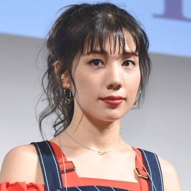 仲里依紗、美デコルテ披露のバブリーファッションに反響「海外セレブ感」「BLACKPINKかと思った」