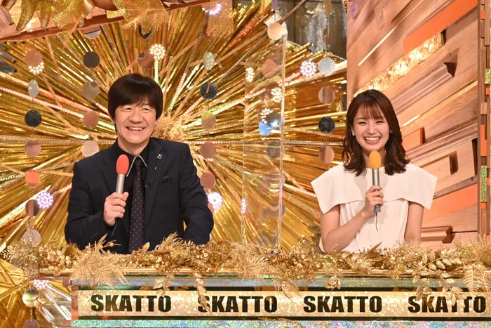 左から)内村光良、井上清華(フジテレビアナウンサー) (C)フジテレビ