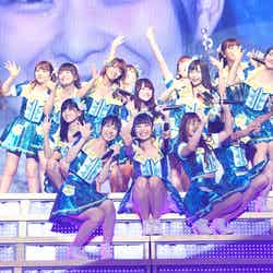 宮前杏実（中央）らアップカミングガールズ／「AKB48グループ同時開催コンサートin横浜～今年はランクインできました祝賀会～」（C）AKS