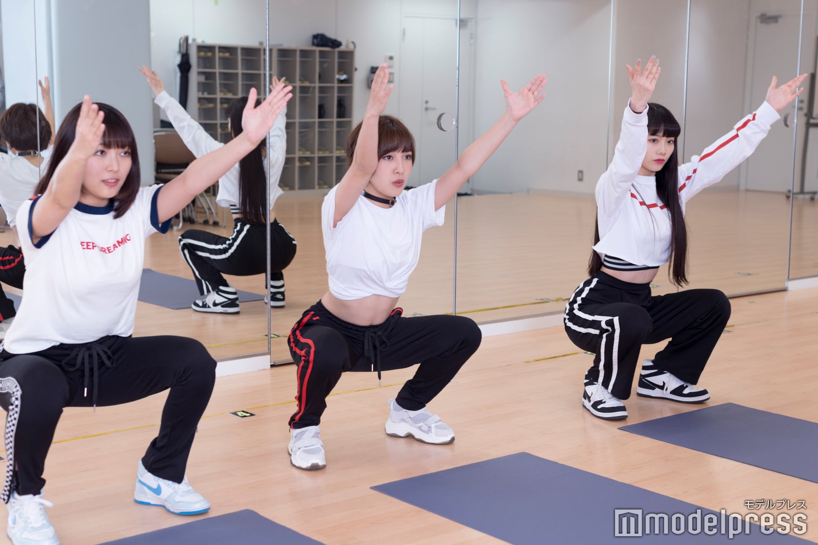 膝の下まで腰を落とす （C）モデルプレス