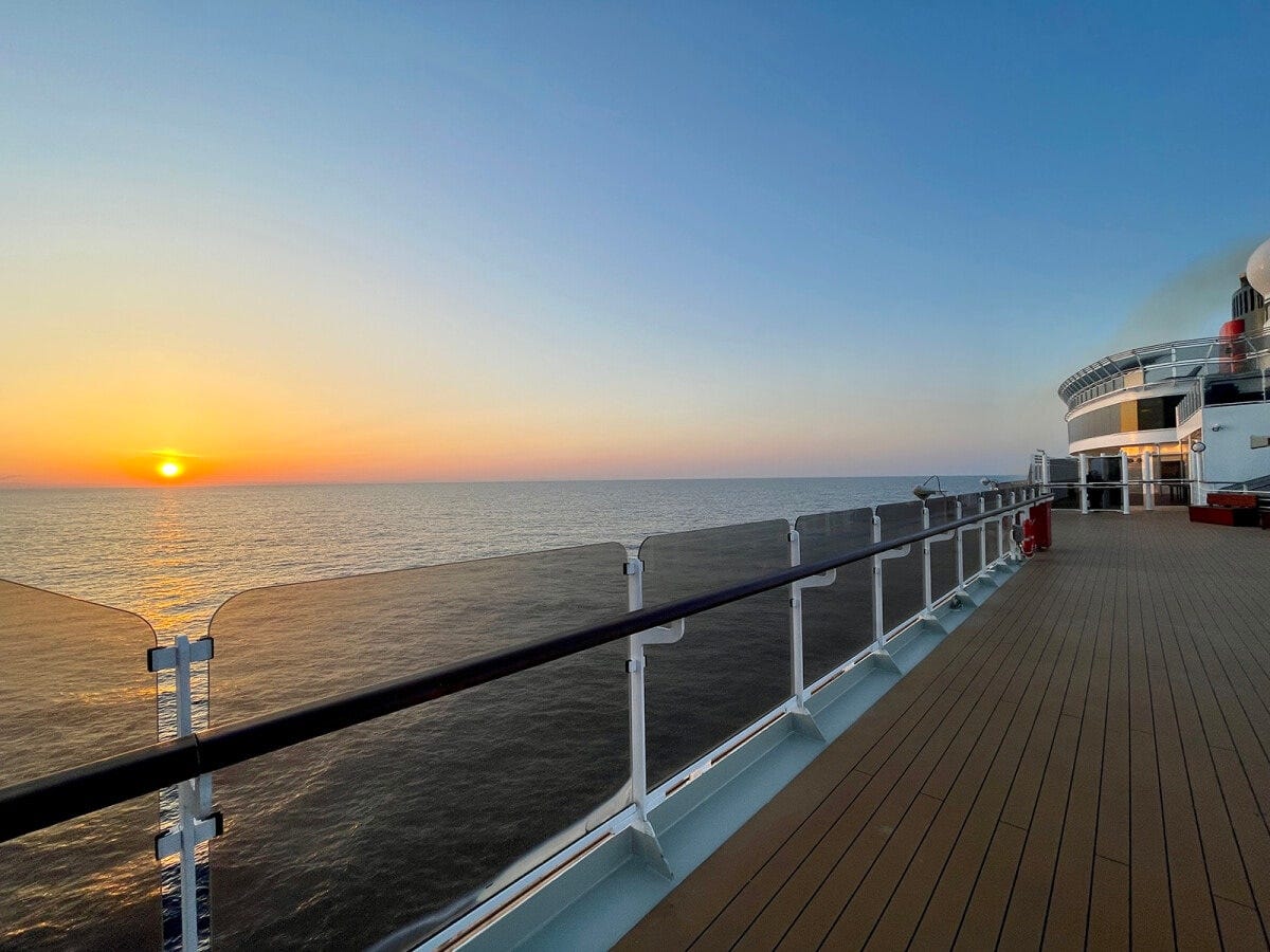 船上から見る夕日や朝日は感動モノ！