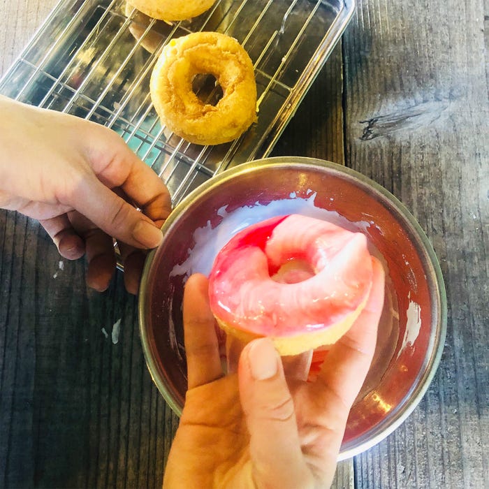 手順3:ドーナツを少し回しながら表面にアイシングをつける/画像提供:柏原歩