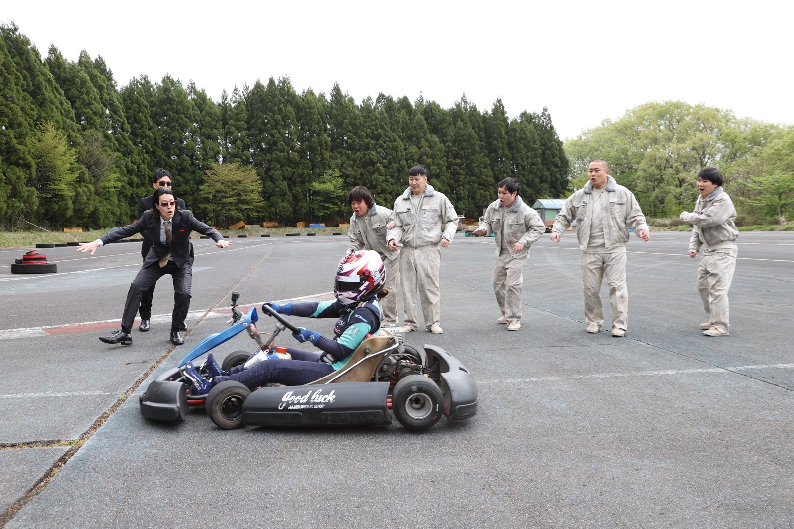 （左から時計回り）粗品、菊田竜大、松尾駿、長田庄平、せいや、岡部大、秋山寛貴、猪爪杏奈（C）フジテレビ