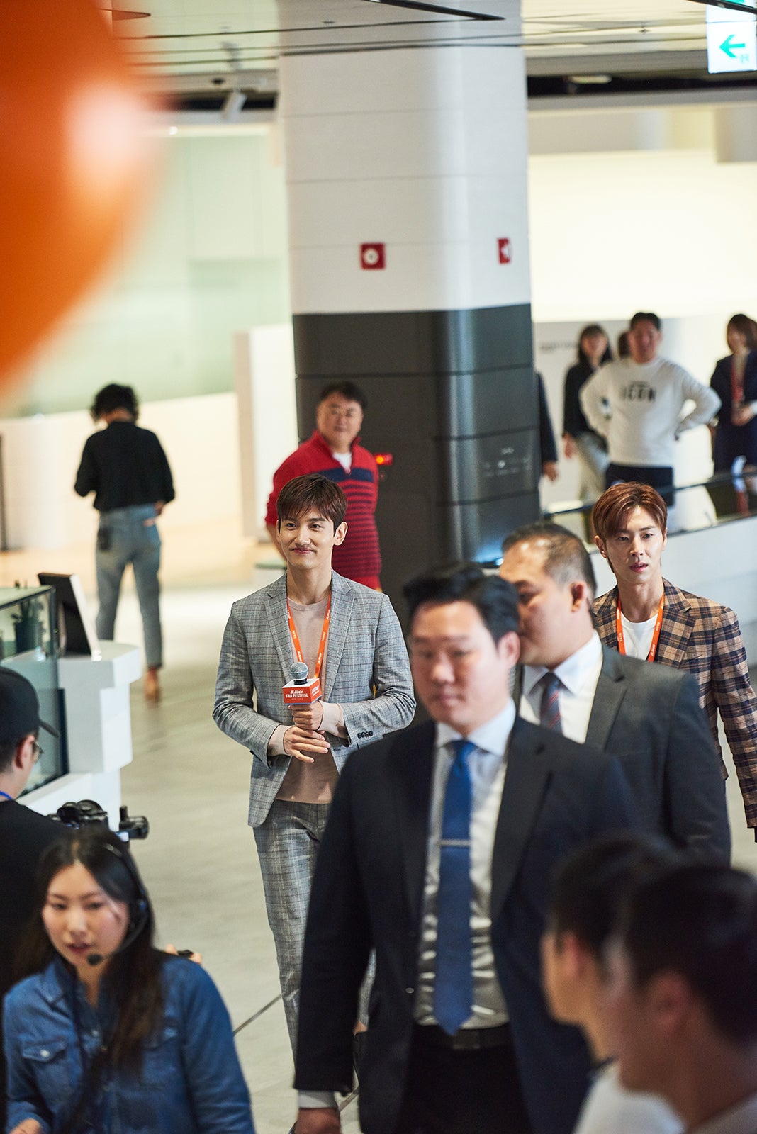 笑顔で会場入りする東方神起（提供写真）