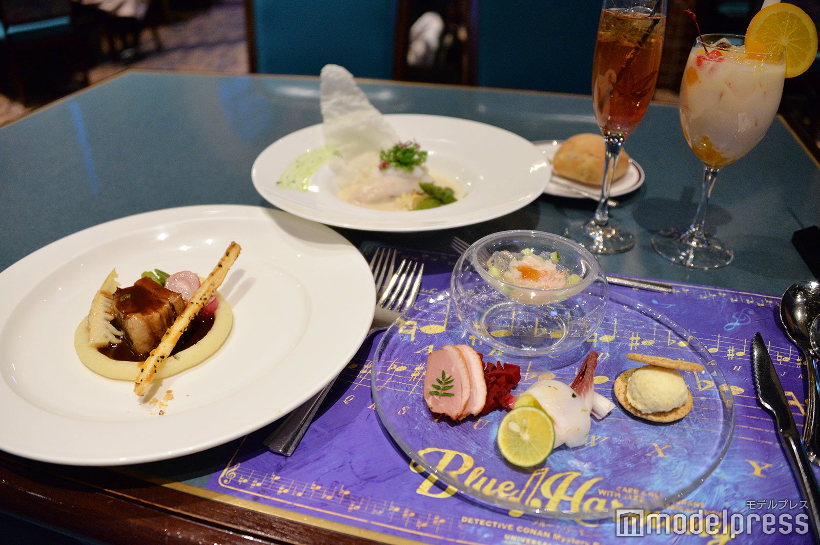 コース形式で運ばれる料理（C）モデルプレス