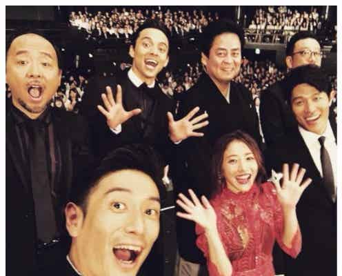 伊勢谷友介、石原さとみ・鈴木亮平ら豪華メンバーで自撮り お茶目なショットに反響