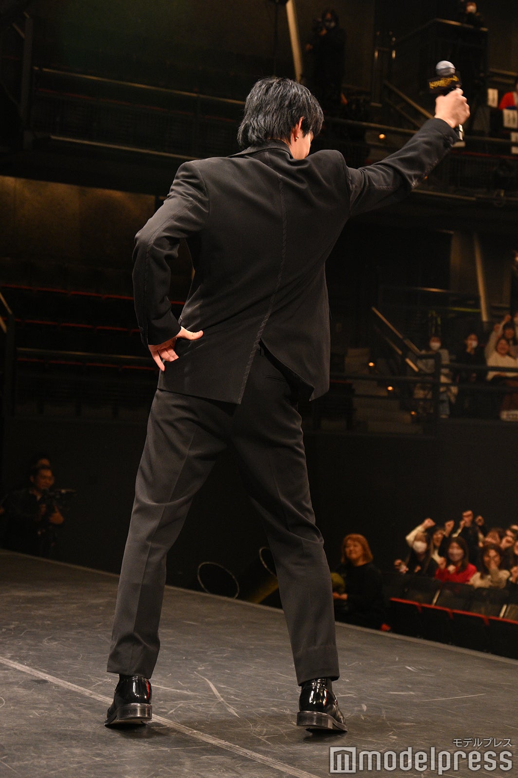 退場時に観客とコール＆レスポンスする佐野勇斗（C）モデルプレス
