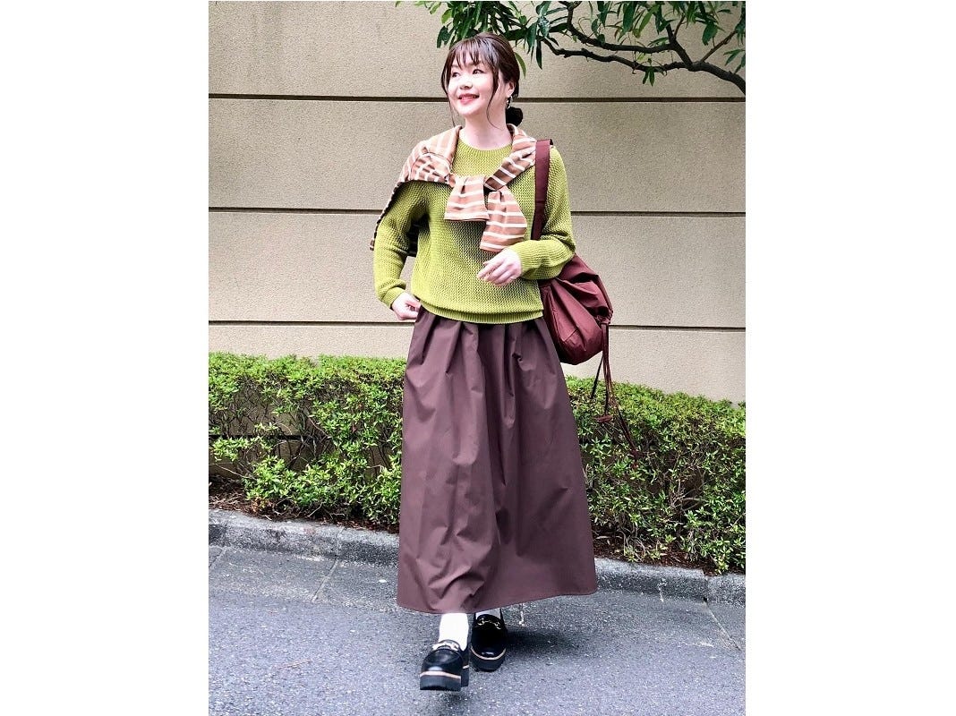 透け感がある素材と秋らしいカラーで季節感のあるコーデに　出典：StyleHint