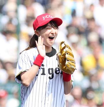 阪神 坂本花織さんの始球式に「笑顔最高だった！」「投げるのも上手い」「そのままブルペンに」躍動感溢れる美フォームに大歓声 ニコニコ笑顔に釘付け