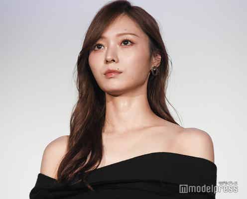乃木坂46梅澤美波、デコルテ輝くオフショルドレス姿 弟からの感動サプライズ明かす「一生モノだなと」【九龍ジェネリックロマンス】